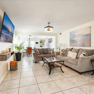 5-minutes-walk-to-beach-4br-2baths.thedaytonabeachhotels.com/